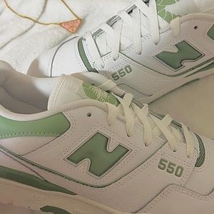 NEVER WORN green+white New Balance 550’s💚